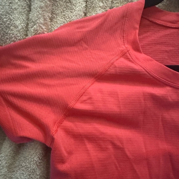 Lululemon LIPGLOSS Swiftly tech 2.0 short sleeve - Picture 3 of 3